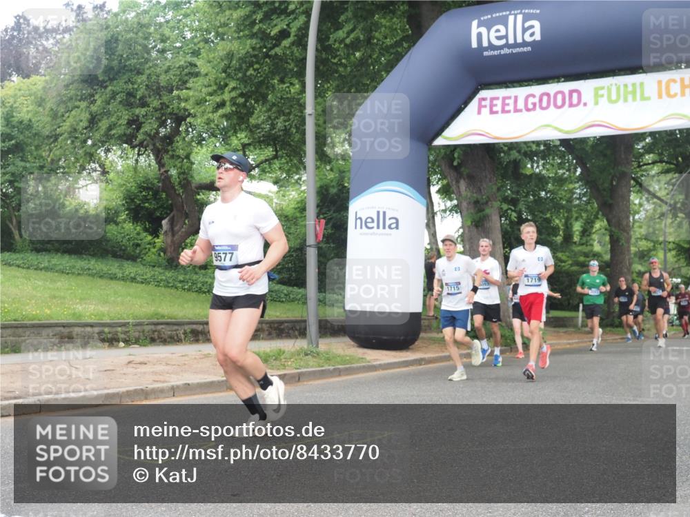 29.06.2025 - hella hamburg halbmarathon KatJ http://msf.ph/oto/8433770 29.06.2025 10:44:05 Zwischen KM18-KM19 1719, 2883, 4951 meine-sportfotos.de