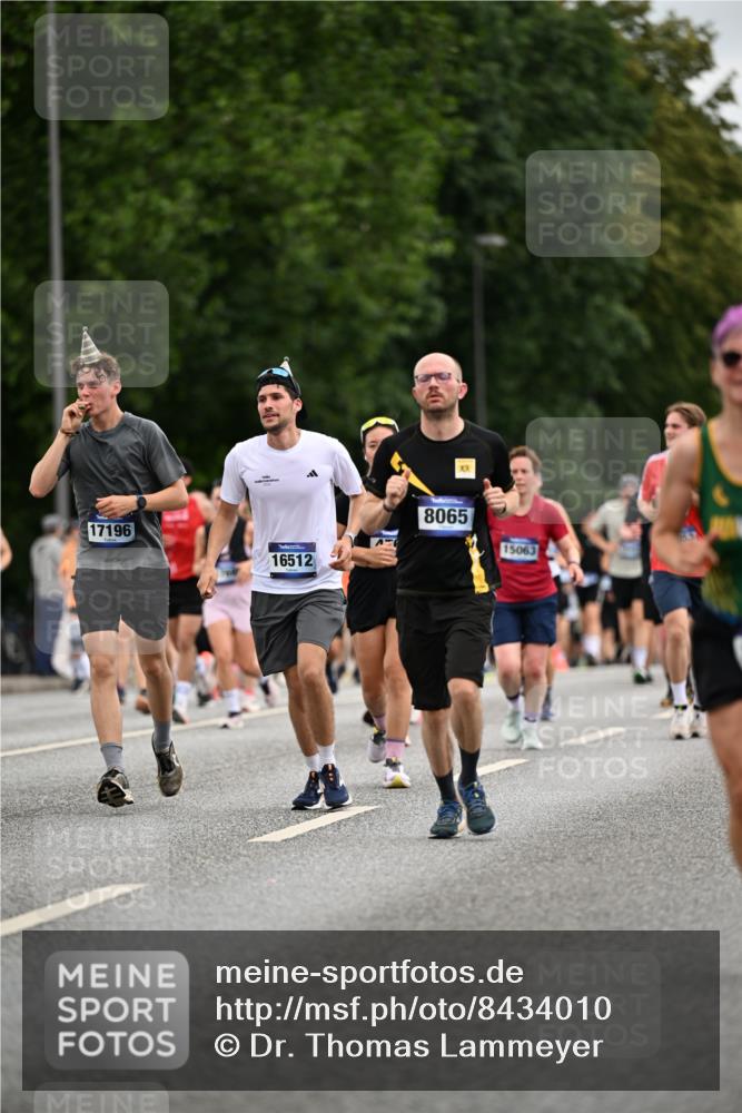 29.06.2025 - hella hamburg halbmarathon Dr. Thomas Lammeyer http://msf.ph/oto/8434010 29.06.2025 10:53:42 Kennedybrücke 1167, 1584, 2437, 2438, 2527, 2668, 2716, 3086, 3232, 3253, 3661, 4403, 4769, 5118, 5479, 5480, 5781, 6191, 6497, 7203, 7650, 7931, 7936, 7947, 7948, 8065, 8549, 8759, 8760, 9245, 10130, 10204, 10333, 10479, 10654, 11192 meine-sportfotos.de