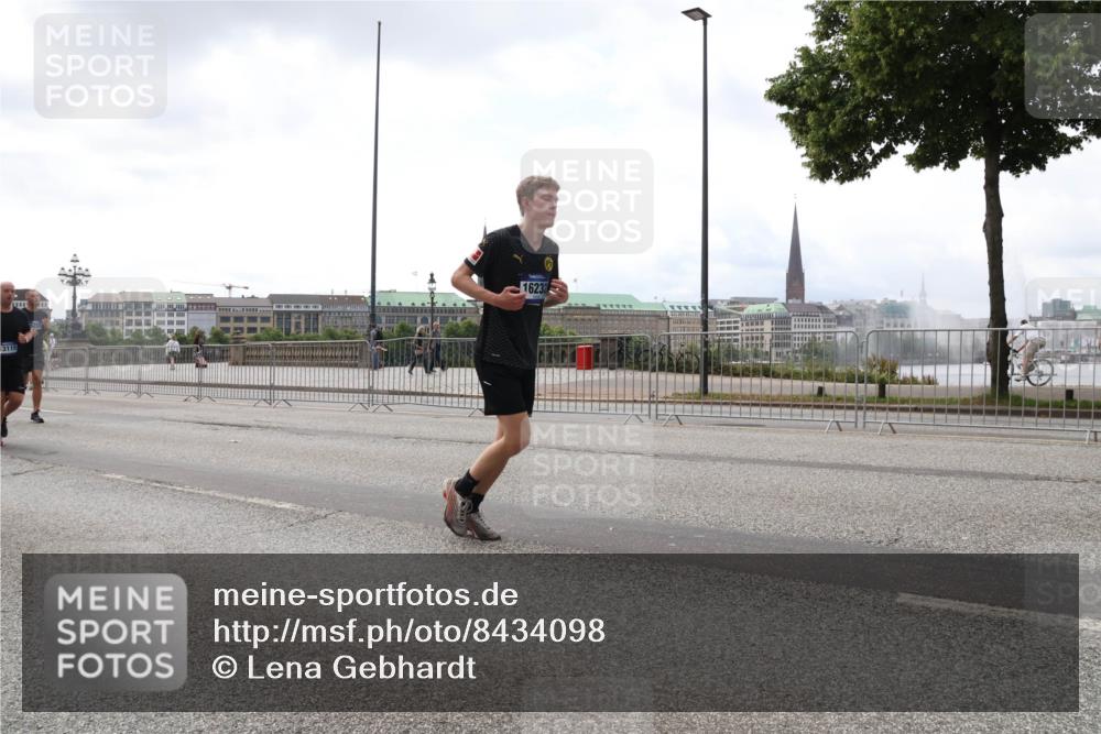 29.06.2025 - hella hamburg halbmarathon Lena Gebhardt http://msf.ph/oto/8434098 29.06.2025 10:44:38 Lombardsbrücke 3115, 16232, 1273, 1345, 1519, 1629, 1924, 2343, 2610, 2674, 3506, 3570, 4215, 4275, 4496, 4968, 5355, 5647, 5649, 5730, 5731, 6002, 6841, 6888, 7216, 7818, 7842, 8272, 8582, 8763, 9036, 9084, 9085, 9331, 9333, 9397, 9510, 9536, 10006, 10223, 10303, 10304, 10416, 10668, 11272, 11825, 11955, 12318, 12322, 12409, 12803, 12995, 13039, 13261, 13262, 13288, 13330, 13390, 13906, 14091, 14123, 14350, 14654, 14681, 14971, 18454, 18459 meine-sportfotos.de