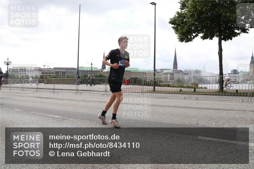 29.06.2025 - hella hamburg halbmarathon Lena Gebhardt http://msf.ph/oto/8434110 29.06.2025 10:44:38 Lombardsbrücke 162, 1273, 1345, 1519, 1629, 1924, 2343, 2610, 2674, 3506, 3570, 4215, 4275, 4496, 4968, 5355, 5647, 5649, 5730, 5731, 6002, 6841, 6888, 7216, 7818, 7842, 8272, 8582, 8763, 9036, 9084, 9085, 9331, 9333, 9397, 9510, 9536, 10006, 10223, 10303, 10304, 10416, 10668, 11272, 11825, 11955, 12318, 12322, 12409, 12803, 12995, 13039, 13261, 13262, 13288, 13330, 13390, 13906, 14091, 14123, 14350, 14654, 14681, 14971, 18454, 18459 meine-sportfotos.de