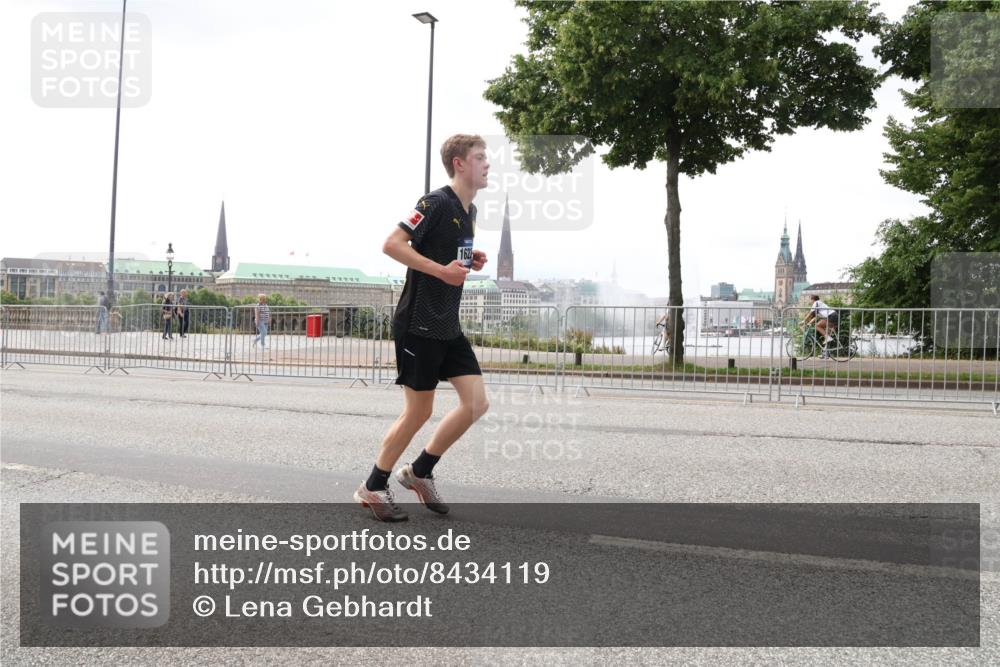 29.06.2025 - hella hamburg halbmarathon Lena Gebhardt http://msf.ph/oto/8434119 29.06.2025 10:44:39 Lombardsbrücke 162, 1273, 1345, 1519, 1629, 1924, 2343, 2610, 2674, 3506, 3570, 4215, 4275, 4496, 4968, 5355, 5647, 5649, 5730, 5731, 6002, 6841, 6888, 7216, 7818, 7842, 8272, 8582, 9036, 9084, 9085, 9331, 9333, 9397, 9510, 9536, 10006, 10223, 10303, 10304, 10416, 10668, 11272, 11825, 11955, 12318, 12322, 12409, 12803, 12995, 13039, 13261, 13262, 13288, 13330, 13390, 13906, 14091, 14123, 14350, 14654, 14681, 14971, 18454, 18459 meine-sportfotos.de