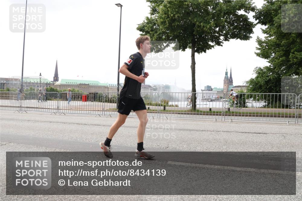 29.06.2025 - hella hamburg halbmarathon Lena Gebhardt http://msf.ph/oto/8434139 29.06.2025 10:44:39 Lombardsbrücke 1273, 1345, 1519, 1629, 1924, 2343, 2610, 2674, 3506, 3570, 4215, 4275, 4496, 4968, 5355, 5647, 5649, 5730, 5731, 6002, 6841, 6888, 7216, 7818, 7842, 8272, 8582, 9036, 9084, 9085, 9331, 9333, 9397, 9510, 9536, 10006, 10223, 10303, 10304, 10416, 10668, 11272, 11825, 11955, 12318, 12322, 12409, 12803, 12995, 13039, 13261, 13262, 13288, 13330, 13390, 13906, 14091, 14123, 14350, 14654, 14681, 14971, 18454, 18459 meine-sportfotos.de