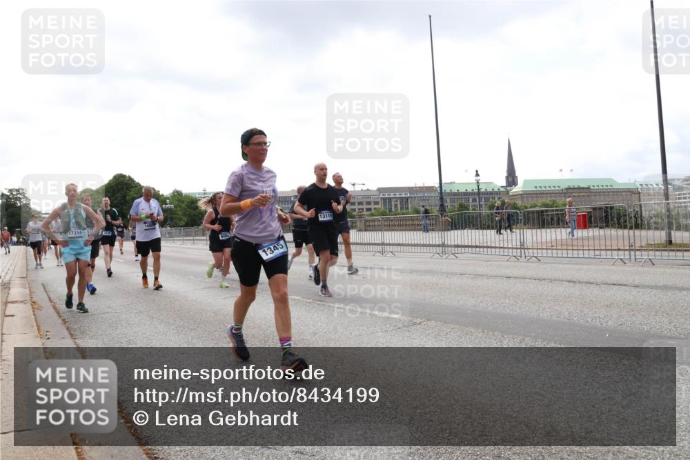 29.06.2025 - hella hamburg halbmarathon Lena Gebhardt http://msf.ph/oto/8434199 29.06.2025 10:44:40 Lombardsbrücke 17314, 3500, 1409, 600, 1345, 13115, 1273, 1345, 1519, 1629, 1924, 2343, 2610, 2674, 3506, 3570, 4215, 4275, 4496, 4968, 5355, 5647, 5649, 5731, 6002, 6841, 6888, 7216, 7842, 8272, 8582, 9036, 9084, 9085, 9331, 9333, 9397, 9510, 9536, 10006, 10223, 10303, 10304, 10416, 10668, 10707, 11272, 11825, 11955, 12318, 12322, 12409, 12803, 12995, 13039, 13261, 13262, 13288, 13330, 13390, 13906, 14091, 14123, 14350, 14654, 14681, 14971, 18454, 18459 meine-sportfotos.de