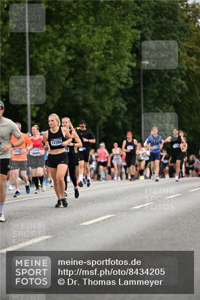 29.06.2025 - hella hamburg halbmarathon Dr. Thomas Lammeyer http://msf.ph/oto/8434205 29.06.2025 10:53:52 Kennedybrücke 1167, 1584, 1805, 2437, 2438, 2668, 2716, 2997, 3253, 4769, 5118, 5479, 5480, 5781, 6191, 7203, 7650, 7679, 7947, 7948, 8065, 9162, 10130, 10333, 10654, 10782, 11192 meine-sportfotos.de