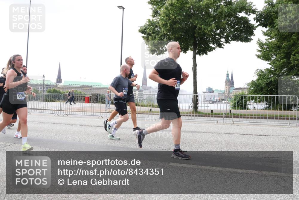 29.06.2025 - hella hamburg halbmarathon Lena Gebhardt http://msf.ph/oto/8434351 29.06.2025 10:44:42 Lombardsbrücke 600, 496, 311, 1024, 1273, 1345, 1519, 1629, 1924, 2343, 2610, 2674, 3506, 3570, 4215, 4275, 4496, 4968, 5355, 5647, 5649, 6002, 6841, 6888, 7216, 7842, 8272, 8582, 8907, 9036, 9084, 9085, 9331, 9333, 9397, 9510, 9536, 10006, 10223, 10303, 10304, 10416, 10668, 10707, 11272, 11825, 12318, 12322, 12394, 12409, 12803, 12995, 13039, 13261, 13262, 13288, 13330, 13390, 13906, 14091, 14123, 14350, 14654, 14681, 14971, 18454, 18459 meine-sportfotos.de