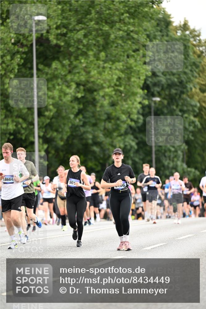 29.06.2025 - hella hamburg halbmarathon Dr. Thomas Lammeyer http://msf.ph/oto/8434449 29.06.2025 10:54:04 Kennedybrücke 1805, 2437, 2438, 2541, 2716, 2927, 2997, 3070, 3253, 4589, 5106, 5479, 5480, 5997, 6680, 6694, 7679, 9015, 9162, 9261, 10038, 10704, 10782, 11030 meine-sportfotos.de