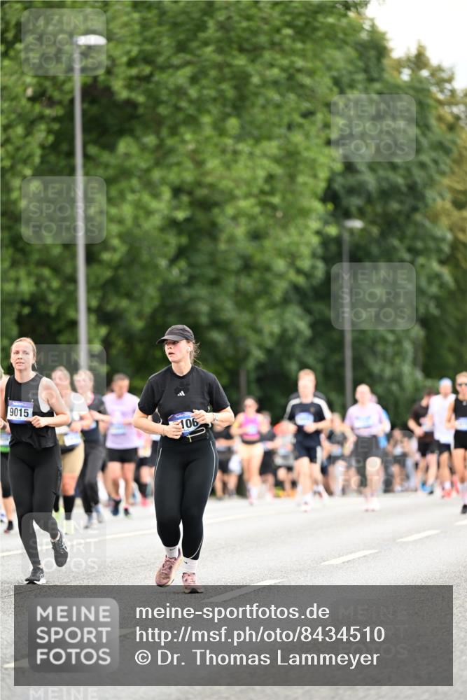 29.06.2025 - hella hamburg halbmarathon Dr. Thomas Lammeyer http://msf.ph/oto/8434510 29.06.2025 10:54:06 Kennedybrücke 1525, 1805, 2437, 2438, 2541, 2716, 2927, 2997, 3070, 4589, 5106, 5479, 5480, 5997, 6680, 6694, 6989, 7679, 8254, 9015, 9162, 9261, 10038, 10704, 10782, 11030 meine-sportfotos.de