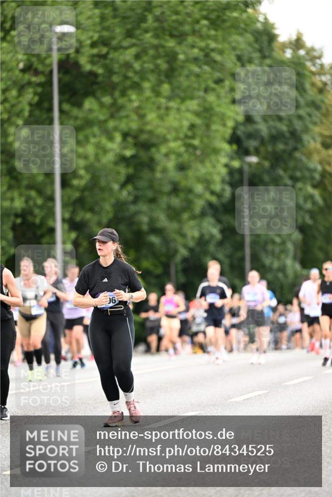 29.06.2025 - hella hamburg halbmarathon Dr. Thomas Lammeyer http://msf.ph/oto/8434525 29.06.2025 10:54:06 Kennedybrücke 1525, 1805, 2437, 2438, 2541, 2716, 2927, 2997, 3070, 4589, 5106, 5479, 5480, 5997, 6680, 6694, 6989, 7679, 8254, 9015, 9162, 9261, 10038, 10704, 10782, 11030 meine-sportfotos.de