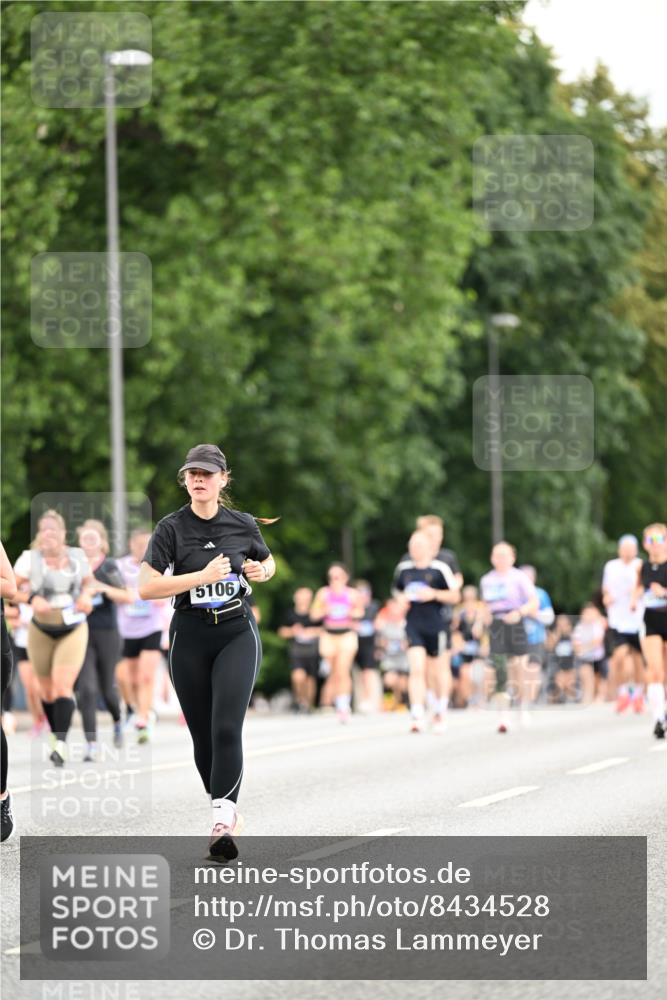 29.06.2025 - hella hamburg halbmarathon Dr. Thomas Lammeyer http://msf.ph/oto/8434528 29.06.2025 10:54:07 Kennedybrücke 1525, 1805, 2437, 2438, 2541, 2716, 2927, 2997, 3070, 4589, 5106, 5479, 5480, 5997, 6680, 6694, 6989, 7679, 8254, 9015, 9162, 9261, 10038, 10704, 10782, 11030 meine-sportfotos.de