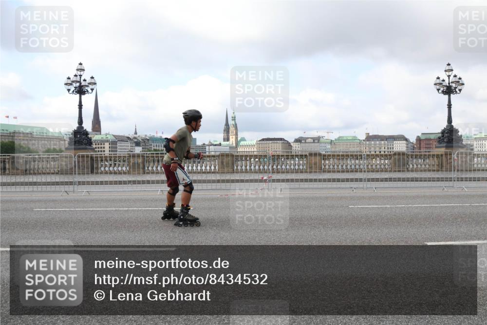 29.06.2025 - hella hamburg halbmarathon Lena Gebhardt http://msf.ph/oto/8434532 29.06.2025 09:01:22 Lombardsbrücke  meine-sportfotos.de