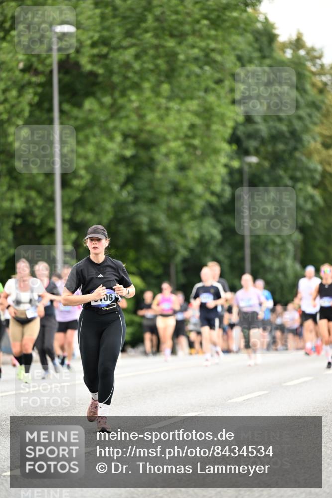29.06.2025 - hella hamburg halbmarathon Dr. Thomas Lammeyer http://msf.ph/oto/8434534 29.06.2025 10:54:07 Kennedybrücke 1525, 1805, 2437, 2438, 2541, 2716, 2927, 2997, 3070, 4589, 5106, 5479, 5480, 5997, 6680, 6694, 6989, 7679, 8254, 9015, 9162, 9261, 10038, 10704, 10782, 11030 meine-sportfotos.de