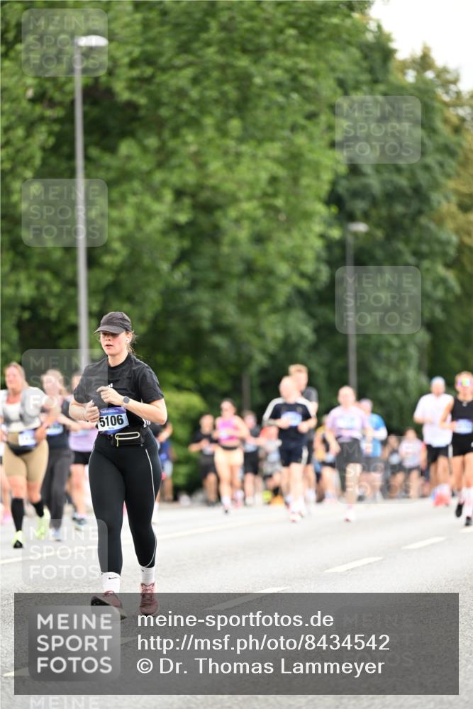 29.06.2025 - hella hamburg halbmarathon Dr. Thomas Lammeyer http://msf.ph/oto/8434542 29.06.2025 10:54:07 Kennedybrücke 1525, 1805, 2437, 2438, 2541, 2716, 2927, 2997, 3070, 4589, 5106, 5479, 5480, 5997, 6680, 6694, 6989, 7679, 8254, 9015, 9162, 9261, 10038, 10704, 10782, 11030 meine-sportfotos.de