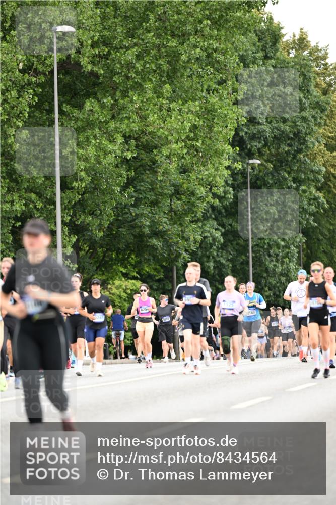 29.06.2025 - hella hamburg halbmarathon Dr. Thomas Lammeyer http://msf.ph/oto/8434564 29.06.2025 10:54:08 Kennedybrücke 1525, 1805, 2437, 2438, 2541, 2716, 2927, 2997, 3070, 4589, 5106, 5479, 5480, 5997, 6680, 6694, 6989, 7679, 8254, 9015, 9162, 9261, 10038, 10060, 10704, 10782, 11030 meine-sportfotos.de