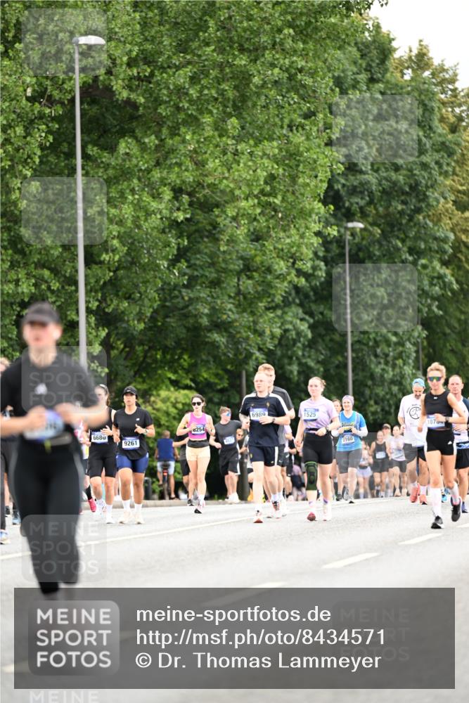 29.06.2025 - hella hamburg halbmarathon Dr. Thomas Lammeyer http://msf.ph/oto/8434571 29.06.2025 10:54:08 Kennedybrücke 1525, 1805, 2437, 2438, 2541, 2716, 2927, 2997, 3070, 4589, 5106, 5479, 5480, 5997, 6680, 6694, 6989, 7679, 8254, 9015, 9162, 9261, 10038, 10060, 10704, 10782, 11030 meine-sportfotos.de