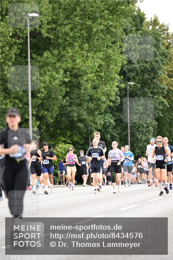 29.06.2025 - hella hamburg halbmarathon Dr. Thomas Lammeyer http://msf.ph/oto/8434576 29.06.2025 10:54:08 Kennedybrücke 1525, 1805, 2437, 2438, 2541, 2716, 2927, 2997, 3070, 4589, 5106, 5479, 5480, 5997, 6680, 6694, 6989, 7679, 8254, 9015, 9162, 9261, 10038, 10060, 10704, 10782, 11030 meine-sportfotos.de