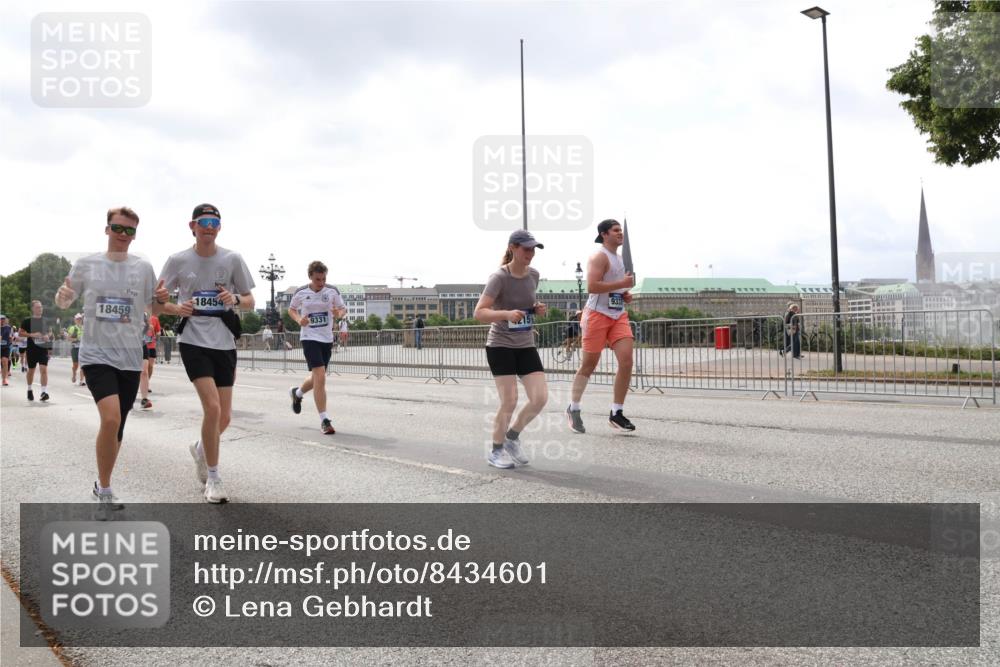 29.06.2025 - hella hamburg halbmarathon Lena Gebhardt http://msf.ph/oto/8434601 29.06.2025 10:44:46 Lombardsbrücke 18459, 18454, 9331, 1024, 1273, 1345, 1629, 1924, 2007, 2343, 2610, 2674, 2779, 3506, 3570, 4215, 4275, 4496, 4968, 5355, 5647, 5649, 6002, 6841, 6888, 7216, 8272, 8582, 8907, 9036, 9084, 9085, 9331, 9333, 9397, 9536, 10006, 10303, 10304, 10416, 10562, 10566, 10668, 10707, 11272, 11825, 12198, 12318, 12322, 12394, 12409, 12803, 12995, 13039, 13261, 13262, 13288, 13330, 13390, 13906, 14091, 14123, 14350, 14654, 14681, 14971, 18454, 18459 meine-sportfotos.de