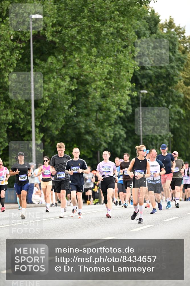 29.06.2025 - hella hamburg halbmarathon Dr. Thomas Lammeyer http://msf.ph/oto/8434657 29.06.2025 10:54:10 Kennedybrücke 1525, 1805, 2437, 2438, 2541, 2927, 2997, 3070, 4589, 5106, 5479, 5480, 5997, 6680, 6694, 6989, 7679, 8254, 9015, 9162, 9261, 10038, 10060, 10704, 10782, 11030 meine-sportfotos.de