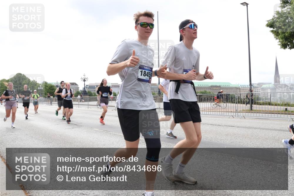 29.06.2025 - hella hamburg halbmarathon Lena Gebhardt http://msf.ph/oto/8434696 29.06.2025 10:44:47 Lombardsbrücke 7216, 18459, 1024, 1273, 1345, 1629, 1924, 2007, 2343, 2610, 2674, 2779, 3506, 3570, 4215, 4275, 4496, 4968, 5355, 5647, 5649, 6002, 6841, 6888, 7216, 8272, 8582, 8907, 9036, 9084, 9085, 9331, 9333, 9397, 9536, 10006, 10303, 10304, 10416, 10562, 10566, 10668, 10707, 11272, 11825, 12198, 12318, 12322, 12394, 12409, 13039, 13261, 13262, 13288, 13330, 13390, 13906, 14091, 14123, 14350, 14654, 14681, 14971, 18454, 18459 meine-sportfotos.de
