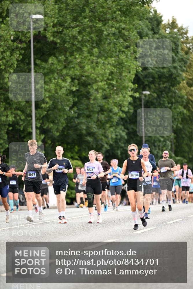 29.06.2025 - hella hamburg halbmarathon Dr. Thomas Lammeyer http://msf.ph/oto/8434701 29.06.2025 10:54:12 Kennedybrücke 1525, 1805, 2541, 2927, 2997, 3070, 4589, 5106, 5997, 6680, 6694, 6989, 7679, 7755, 8254, 9015, 9162, 9261, 10038, 10060, 10704, 10782, 11030 meine-sportfotos.de