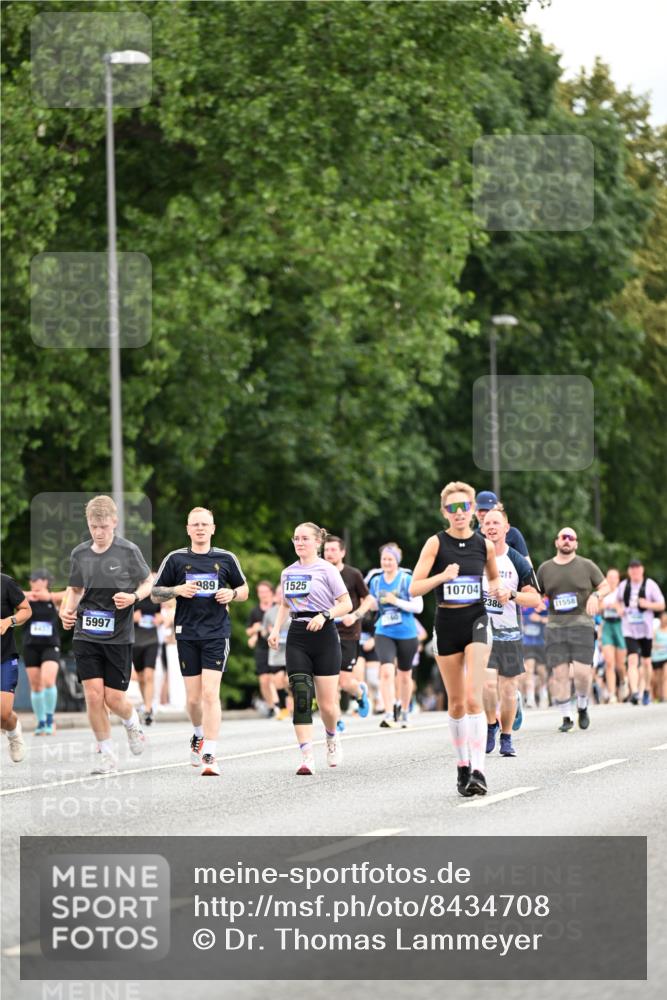 29.06.2025 - hella hamburg halbmarathon Dr. Thomas Lammeyer http://msf.ph/oto/8434708 29.06.2025 10:54:12 Kennedybrücke 1525, 1805, 2541, 2927, 2997, 3070, 4589, 5106, 5997, 6680, 6694, 6989, 7679, 7755, 8254, 9015, 9162, 9261, 10038, 10060, 10704, 10782, 11030 meine-sportfotos.de