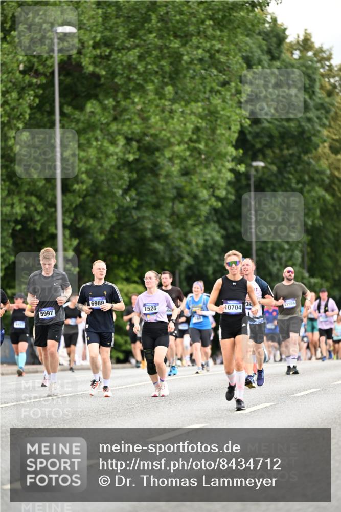 29.06.2025 - hella hamburg halbmarathon Dr. Thomas Lammeyer http://msf.ph/oto/8434712 29.06.2025 10:54:12 Kennedybrücke 1525, 1805, 2541, 2927, 2997, 3070, 4589, 5106, 5997, 6680, 6694, 6989, 7679, 7755, 8254, 9015, 9162, 9261, 10038, 10060, 10704, 10782, 11030 meine-sportfotos.de