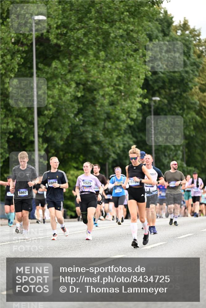 29.06.2025 - hella hamburg halbmarathon Dr. Thomas Lammeyer http://msf.ph/oto/8434725 29.06.2025 10:54:12 Kennedybrücke 1525, 1805, 2541, 2927, 2997, 3070, 4589, 5106, 5997, 6680, 6694, 6989, 7679, 7755, 8254, 9015, 9162, 9261, 10038, 10060, 10704, 10782, 11030 meine-sportfotos.de