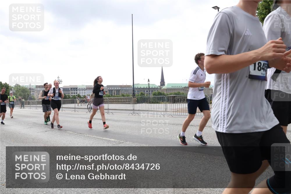 29.06.2025 - hella hamburg halbmarathon Lena Gebhardt http://msf.ph/oto/8434726 29.06.2025 10:44:48 Lombardsbrücke 1328, 2318, 9397, 7218, 1845, 1024, 1273, 1345, 1629, 1924, 2007, 2343, 2610, 2674, 2779, 3506, 3570, 4215, 4275, 4496, 4968, 5355, 5647, 5649, 6002, 6841, 6888, 7216, 7912, 8582, 8907, 9036, 9084, 9085, 9331, 9333, 9397, 9536, 10006, 10303, 10304, 10416, 10562, 10566, 10668, 10707, 11272, 11825, 12198, 12318, 12322, 12332, 12394, 12409, 13039, 13261, 13262, 13288, 13330, 13390, 13906, 14091, 14123, 14350, 14654, 14681, 14971, 18454, 18459 meine-sportfotos.de