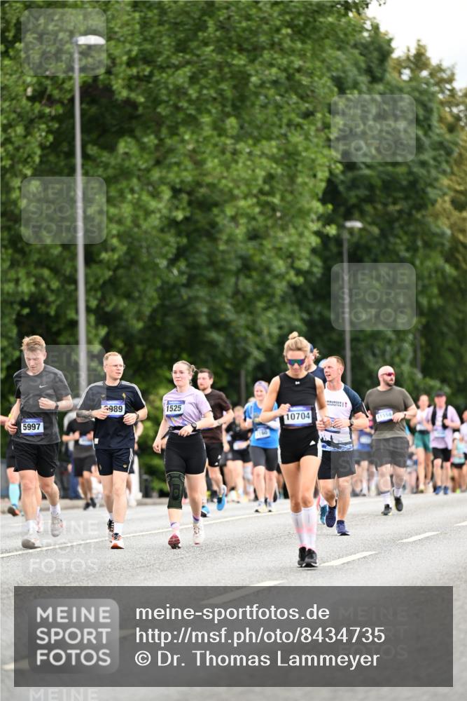29.06.2025 - hella hamburg halbmarathon Dr. Thomas Lammeyer http://msf.ph/oto/8434735 29.06.2025 10:54:12 Kennedybrücke 1525, 1805, 2541, 2927, 2997, 3070, 4589, 5106, 5997, 6680, 6694, 6989, 7679, 7755, 8254, 9015, 9162, 9261, 10038, 10060, 10704, 10782, 11030 meine-sportfotos.de