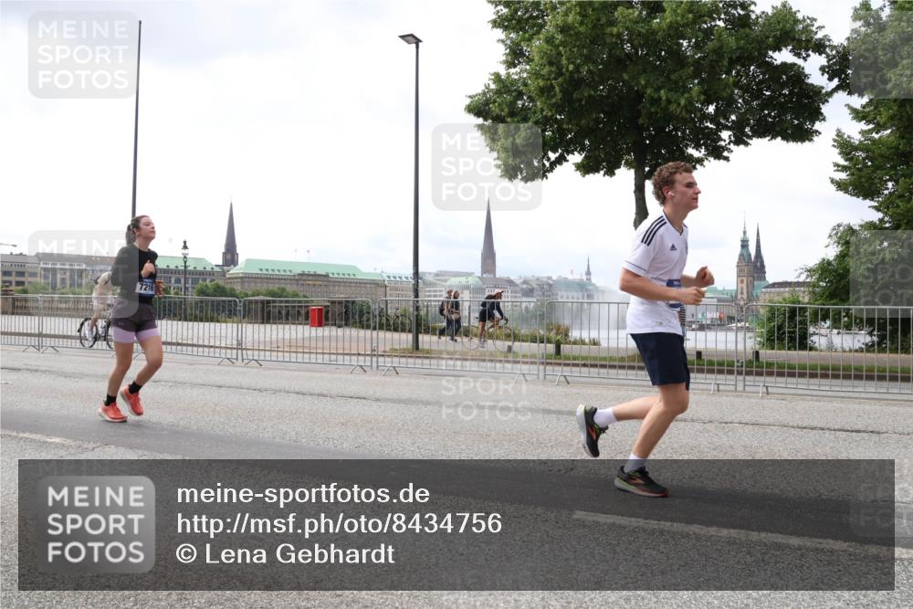 29.06.2025 - hella hamburg halbmarathon Lena Gebhardt http://msf.ph/oto/8434756 29.06.2025 10:44:48 Lombardsbrücke 7216, 1024, 1273, 1345, 1629, 1924, 2007, 2343, 2610, 2674, 2779, 3506, 3570, 4215, 4275, 4496, 4968, 5355, 5647, 5649, 6002, 6841, 6888, 7216, 7912, 8582, 8907, 9036, 9084, 9085, 9331, 9333, 9397, 9536, 10006, 10303, 10304, 10416, 10562, 10566, 10668, 10707, 11272, 11825, 12198, 12318, 12322, 12332, 12394, 12409, 13039, 13261, 13262, 13288, 13330, 13390, 13906, 14091, 14123, 14350, 14654, 14681, 14971, 18454, 18459 meine-sportfotos.de