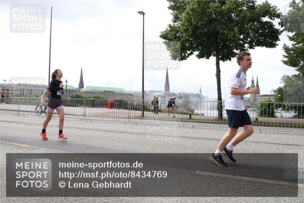 29.06.2025 - hella hamburg halbmarathon Lena Gebhardt http://msf.ph/oto/8434769 29.06.2025 10:44:48 Lombardsbrücke 1024, 1273, 1345, 1629, 1924, 2007, 2343, 2610, 2674, 2779, 3506, 3570, 4215, 4275, 4496, 4968, 5355, 5647, 5649, 6002, 6841, 6888, 7216, 7912, 8582, 8907, 9036, 9084, 9085, 9331, 9333, 9397, 9536, 10006, 10303, 10304, 10416, 10562, 10566, 10668, 10707, 11272, 11825, 12198, 12318, 12322, 12332, 12394, 12409, 13039, 13261, 13262, 13288, 13330, 13390, 13906, 14091, 14123, 14350, 14654, 14681, 14971, 18454, 18459 meine-sportfotos.de