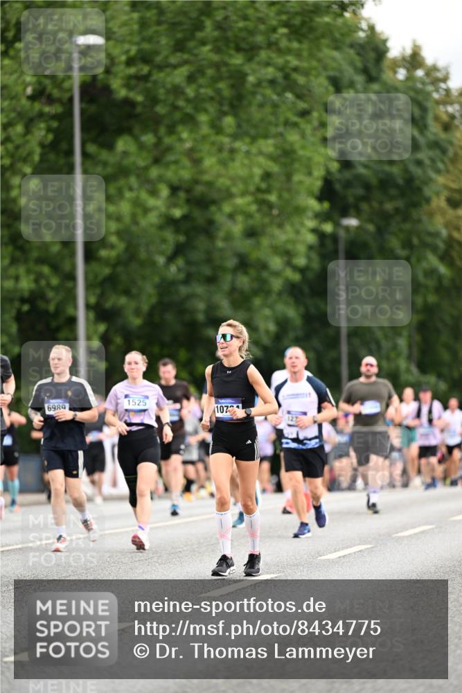 29.06.2025 - hella hamburg halbmarathon Dr. Thomas Lammeyer http://msf.ph/oto/8434775 29.06.2025 10:54:13 Kennedybrücke 1525, 1805, 2541, 2927, 2997, 3070, 4589, 5106, 5997, 6680, 6694, 6989, 7679, 7755, 8254, 9015, 9162, 9261, 10038, 10060, 10704, 10782, 11030 meine-sportfotos.de