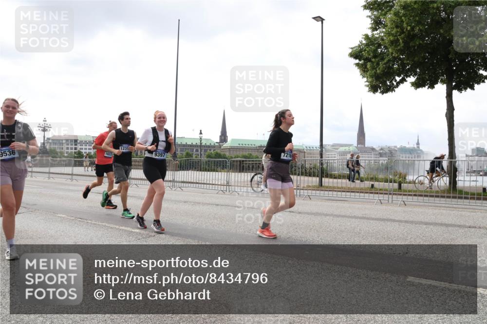 29.06.2025 - hella hamburg halbmarathon Lena Gebhardt http://msf.ph/oto/8434796 29.06.2025 10:44:49 Lombardsbrücke 9536, 16577, 1231, 7216, 9397, 1024, 1273, 1345, 1629, 1924, 2007, 2674, 2779, 3506, 3570, 4215, 4275, 4496, 4968, 5190, 5355, 5647, 5649, 6002, 6841, 6888, 7216, 7699, 7912, 8582, 8907, 9036, 9084, 9085, 9331, 9333, 9397, 9536, 10006, 10303, 10304, 10416, 10562, 10566, 10668, 10707, 11272, 11825, 12198, 12318, 12332, 12334, 12394, 12409, 13039, 13261, 13262, 13288, 13330, 13390, 13906, 14091, 14123, 14350, 14681, 14971, 18454, 18459 meine-sportfotos.de