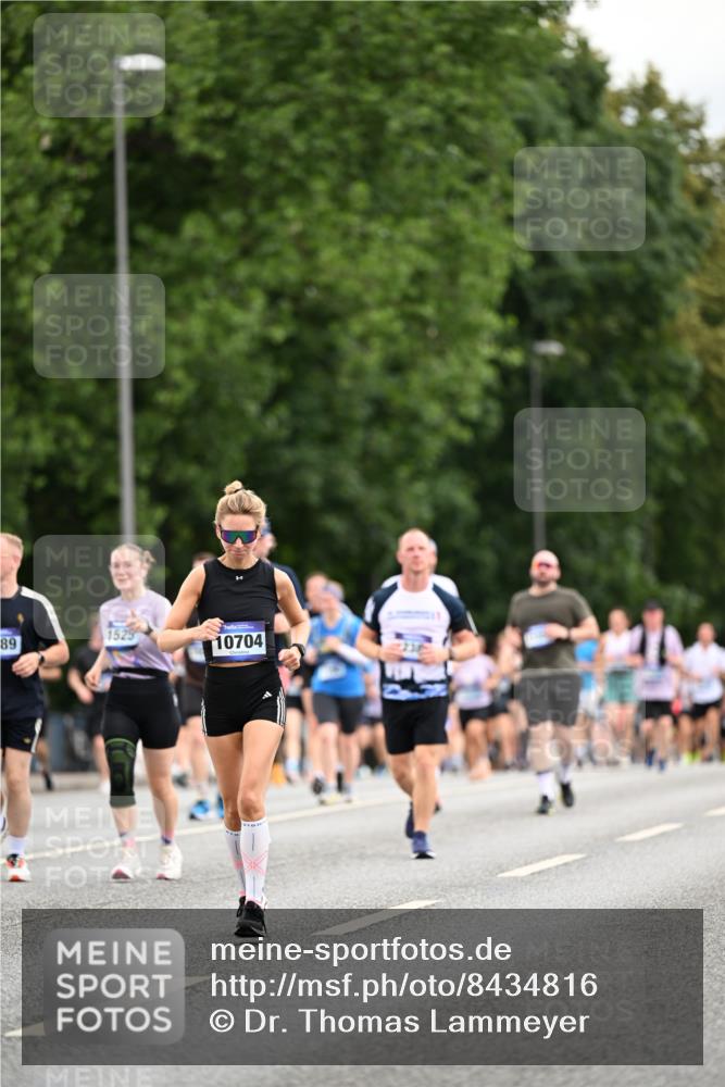 29.06.2025 - hella hamburg halbmarathon Dr. Thomas Lammeyer http://msf.ph/oto/8434816 29.06.2025 10:54:14 Kennedybrücke 1525, 1805, 2160, 2541, 2927, 2997, 3070, 4589, 5106, 5997, 6680, 6694, 6989, 7755, 8254, 9015, 9162, 9261, 10038, 10060, 10704, 10782, 11030 meine-sportfotos.de