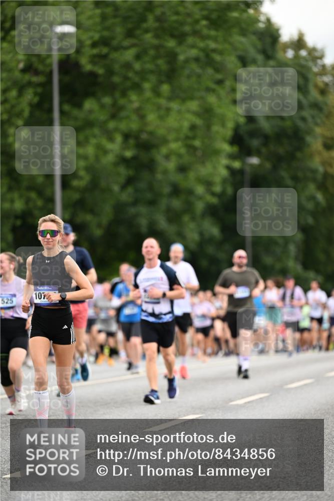 29.06.2025 - hella hamburg halbmarathon Dr. Thomas Lammeyer http://msf.ph/oto/8434856 29.06.2025 10:54:15 Kennedybrücke 1525, 1805, 2160, 2541, 2927, 2997, 3070, 4589, 5106, 5997, 6680, 6694, 6989, 7755, 8254, 9015, 9162, 9261, 10038, 10060, 10704, 11030 meine-sportfotos.de