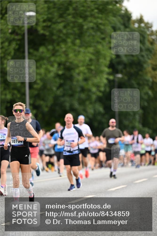 29.06.2025 - hella hamburg halbmarathon Dr. Thomas Lammeyer http://msf.ph/oto/8434859 29.06.2025 10:54:16 Kennedybrücke 1525, 1805, 2160, 2541, 2927, 2997, 3070, 4589, 5106, 5997, 6680, 6694, 6989, 7755, 8254, 9015, 9162, 9261, 9940, 10038, 10060, 10704, 11030, 11426 meine-sportfotos.de