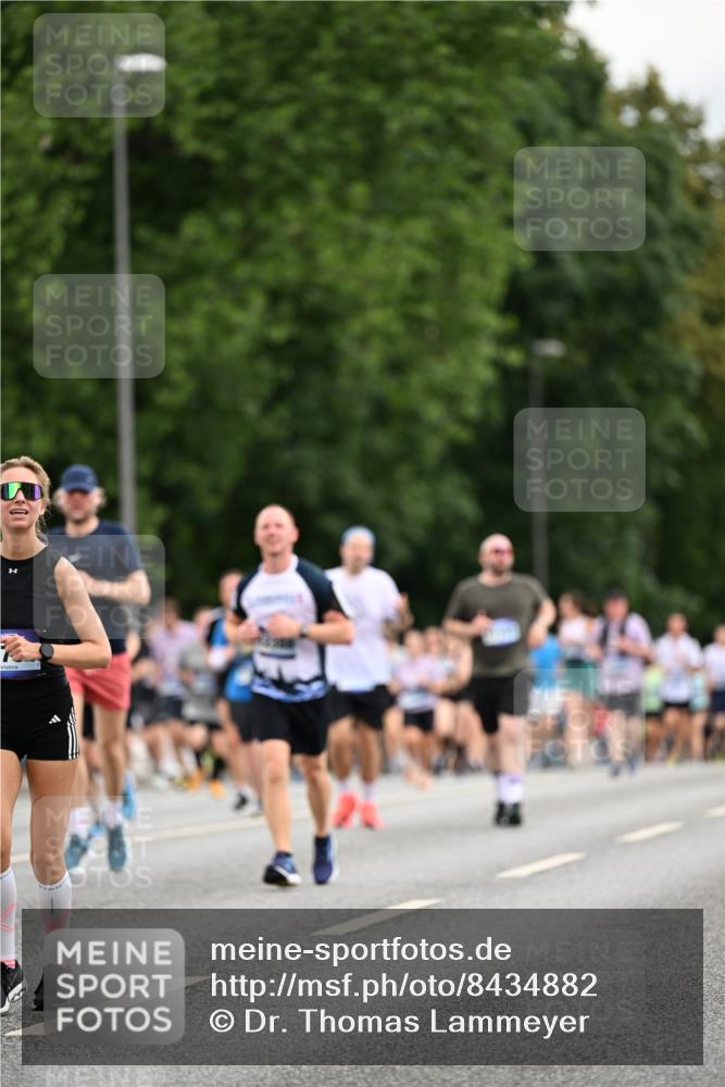 29.06.2025 - hella hamburg halbmarathon Dr. Thomas Lammeyer http://msf.ph/oto/8434882 29.06.2025 10:54:16 Kennedybrücke 1525, 1805, 2160, 2541, 2927, 2997, 3070, 4589, 5106, 5997, 6680, 6694, 6989, 7755, 8254, 9015, 9162, 9261, 9940, 10038, 10060, 10704, 11030, 11426 meine-sportfotos.de