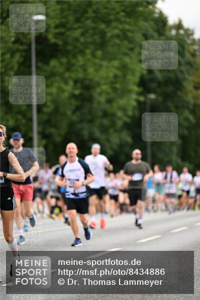 29.06.2025 - hella hamburg halbmarathon Dr. Thomas Lammeyer http://msf.ph/oto/8434886 29.06.2025 10:54:16 Kennedybrücke 1525, 1805, 2160, 2541, 2927, 2997, 3070, 4589, 5106, 5997, 6680, 6694, 6989, 7755, 8254, 9015, 9162, 9261, 9940, 10038, 10060, 10704, 11030, 11426 meine-sportfotos.de