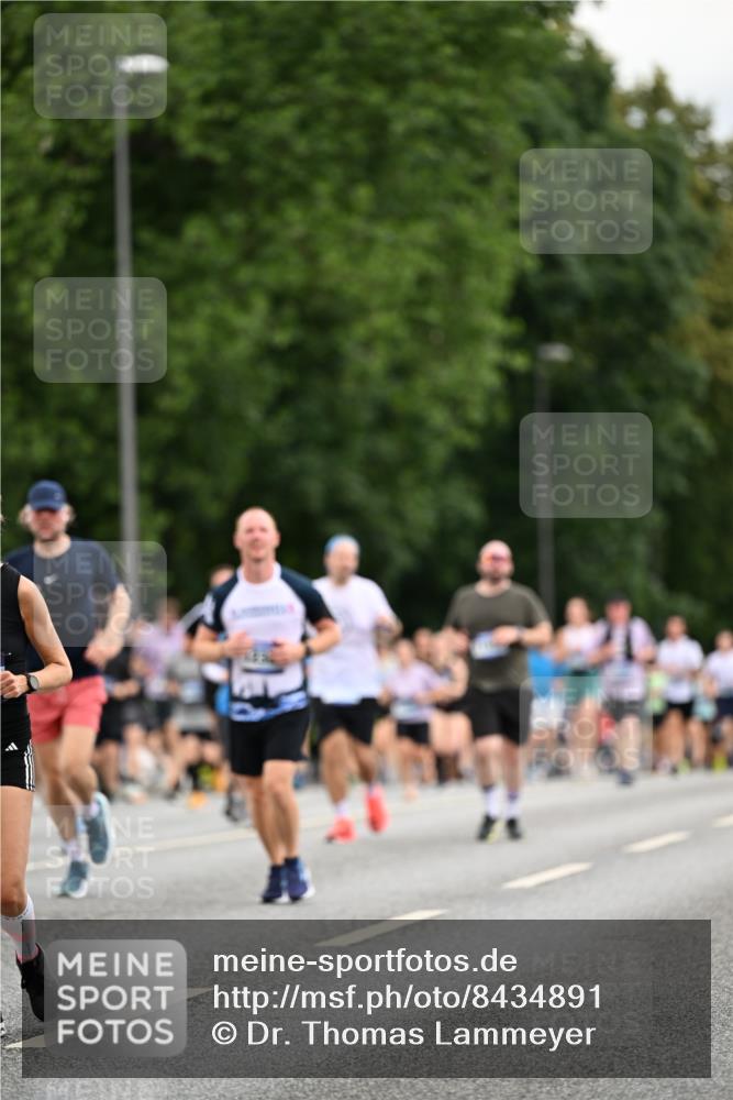 29.06.2025 - hella hamburg halbmarathon Dr. Thomas Lammeyer http://msf.ph/oto/8434891 29.06.2025 10:54:16 Kennedybrücke 1525, 1805, 2160, 2541, 2927, 2997, 3070, 4589, 5106, 5997, 6680, 6694, 6989, 7755, 8254, 9015, 9162, 9261, 9940, 10038, 10060, 10704, 11030, 11426 meine-sportfotos.de