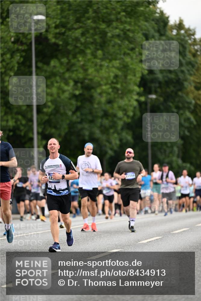 29.06.2025 - hella hamburg halbmarathon Dr. Thomas Lammeyer http://msf.ph/oto/8434913 29.06.2025 10:54:17 Kennedybrücke 1525, 1805, 2160, 2541, 2927, 2997, 3070, 3710, 4589, 5106, 5997, 6680, 6694, 6989, 7755, 8254, 9015, 9162, 9261, 9940, 10038, 10060, 10704, 11030, 11426 meine-sportfotos.de