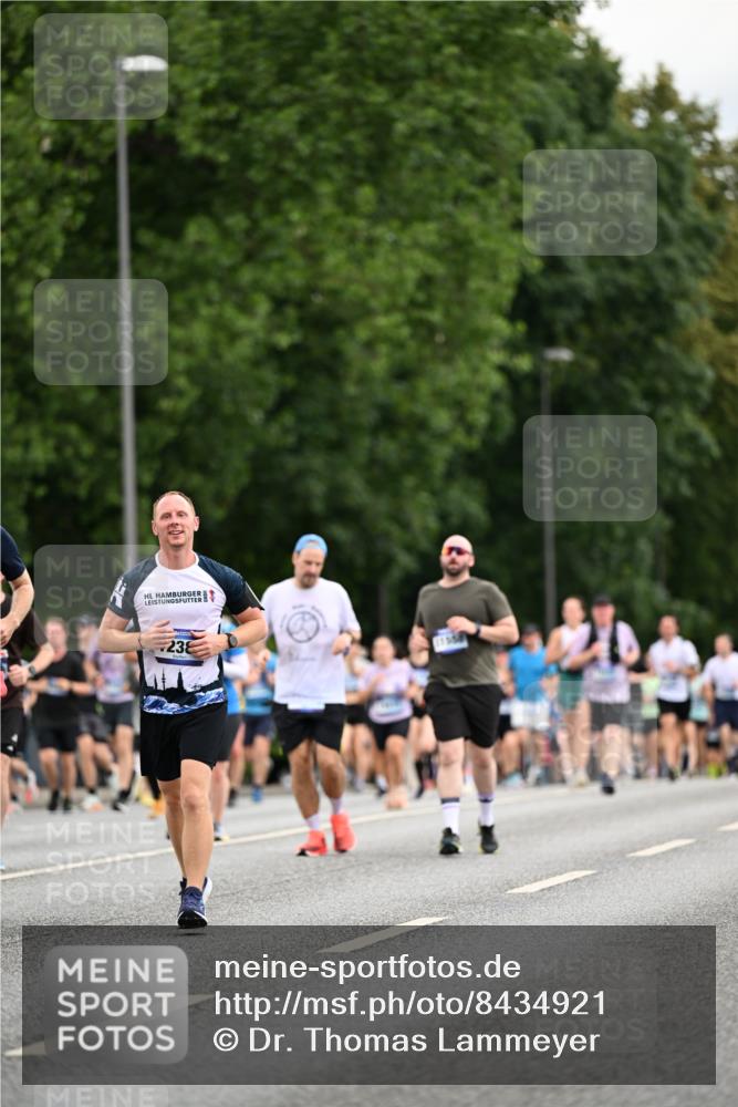 29.06.2025 - hella hamburg halbmarathon Dr. Thomas Lammeyer http://msf.ph/oto/8434921 29.06.2025 10:54:17 Kennedybrücke 1525, 1805, 2160, 2541, 2927, 2997, 3070, 3710, 4589, 5106, 5997, 6680, 6694, 6989, 7755, 8254, 9015, 9162, 9261, 9940, 10038, 10060, 10704, 11030, 11426 meine-sportfotos.de