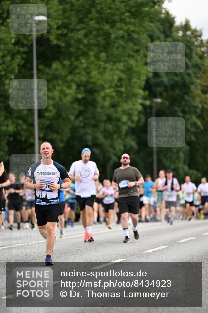 29.06.2025 - hella hamburg halbmarathon Dr. Thomas Lammeyer http://msf.ph/oto/8434923 29.06.2025 10:54:17 Kennedybrücke 1525, 1805, 2160, 2541, 2927, 2997, 3070, 3710, 4589, 5106, 5997, 6680, 6694, 6989, 7755, 8254, 9015, 9162, 9261, 9940, 10038, 10060, 10704, 11030, 11426 meine-sportfotos.de