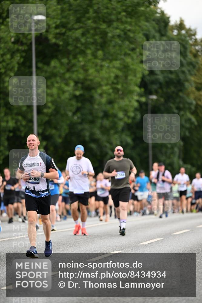 29.06.2025 - hella hamburg halbmarathon Dr. Thomas Lammeyer http://msf.ph/oto/8434934 29.06.2025 10:54:18 Kennedybrücke 1525, 1805, 2160, 2541, 2927, 3070, 3710, 4168, 4589, 5106, 5997, 6680, 6694, 6989, 7755, 8254, 9015, 9162, 9261, 9940, 10038, 10060, 10704, 11030, 11426 meine-sportfotos.de