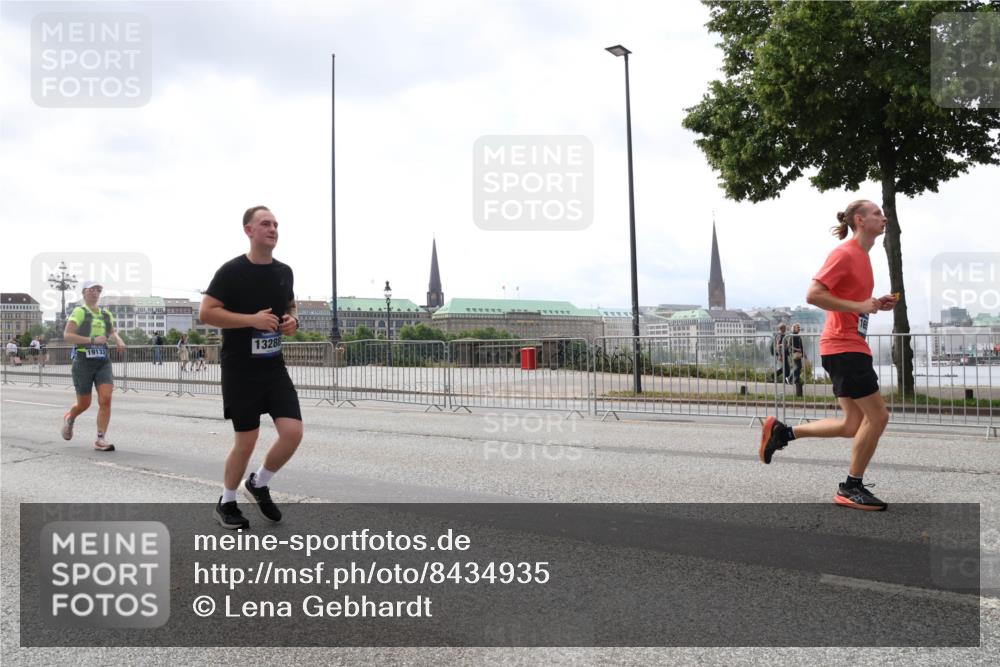 29.06.2025 - hella hamburg halbmarathon Lena Gebhardt http://msf.ph/oto/8434935 29.06.2025 10:44:51 Lombardsbrücke 19133, 13288, 1024, 1273, 1629, 1685, 1924, 2007, 2674, 2779, 3506, 3570, 4215, 4275, 4968, 5190, 5355, 5649, 6002, 6509, 6841, 6888, 7216, 7699, 7912, 8582, 8762, 8907, 9036, 9084, 9085, 9331, 9333, 9397, 9536, 10006, 10303, 10304, 10416, 10562, 10566, 10668, 10707, 11272, 11825, 12198, 12318, 12332, 12334, 12394, 12409, 13039, 13261, 13262, 13288, 13330, 13390, 14091, 14350, 14681, 14971, 18454, 18459 meine-sportfotos.de