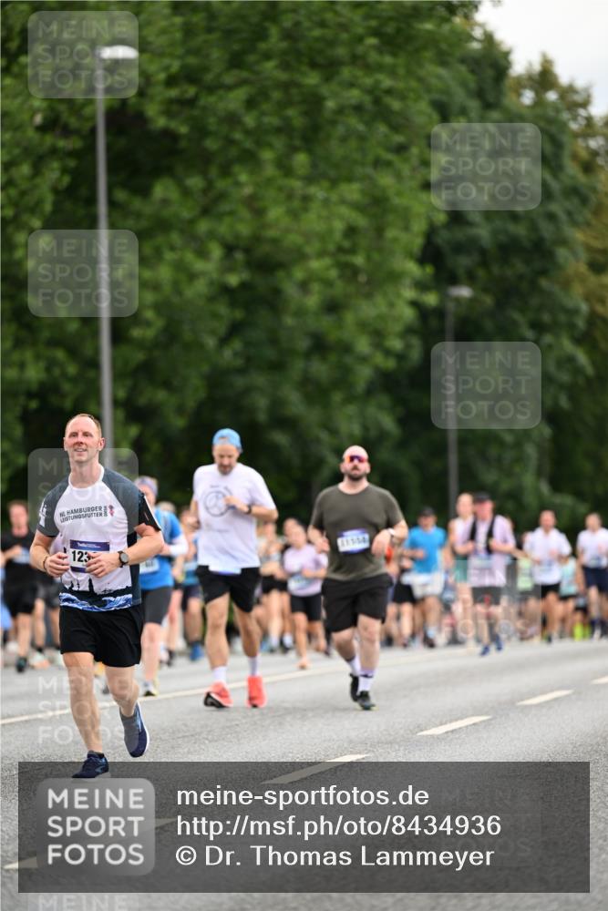 29.06.2025 - hella hamburg halbmarathon Dr. Thomas Lammeyer http://msf.ph/oto/8434936 29.06.2025 10:54:18 Kennedybrücke 1525, 1805, 2160, 2541, 2927, 3070, 3710, 4168, 4589, 5106, 5997, 6680, 6694, 6989, 7755, 8254, 9015, 9162, 9261, 9940, 10038, 10060, 10704, 11030, 11426 meine-sportfotos.de