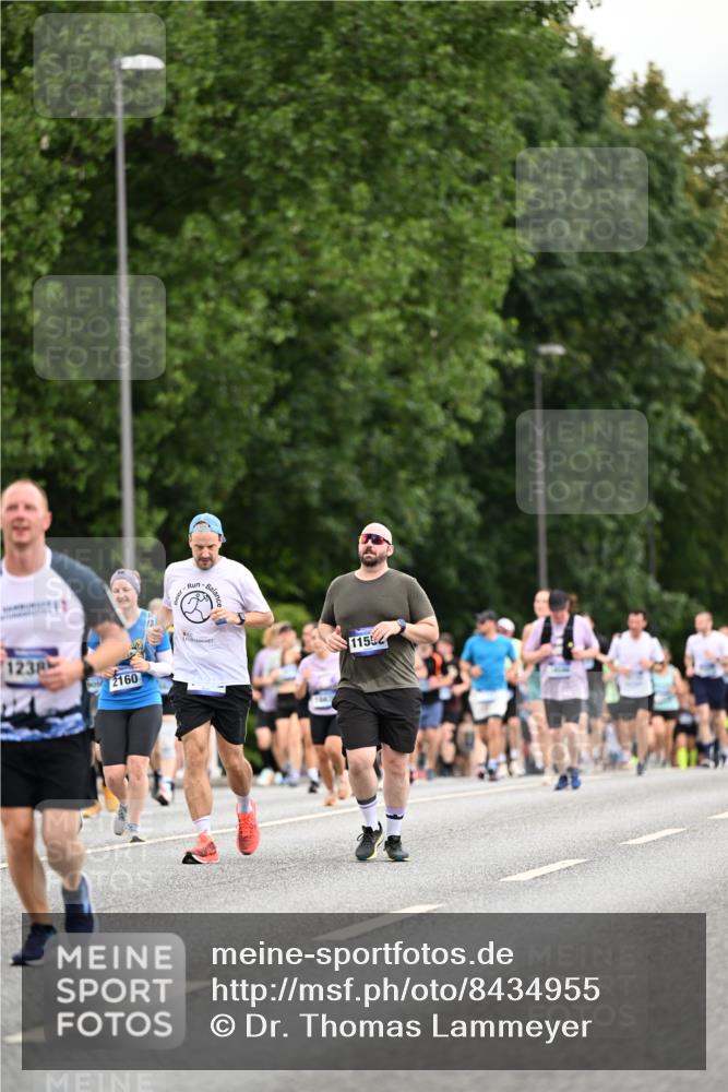 29.06.2025 - hella hamburg halbmarathon Dr. Thomas Lammeyer http://msf.ph/oto/8434955 29.06.2025 10:54:19 Kennedybrücke 1525, 1805, 2160, 2541, 2927, 3070, 3701, 3710, 4168, 4589, 5106, 5997, 6680, 6694, 6989, 7755, 8254, 9015, 9162, 9261, 9940, 10038, 10060, 10704, 11030, 11426 meine-sportfotos.de