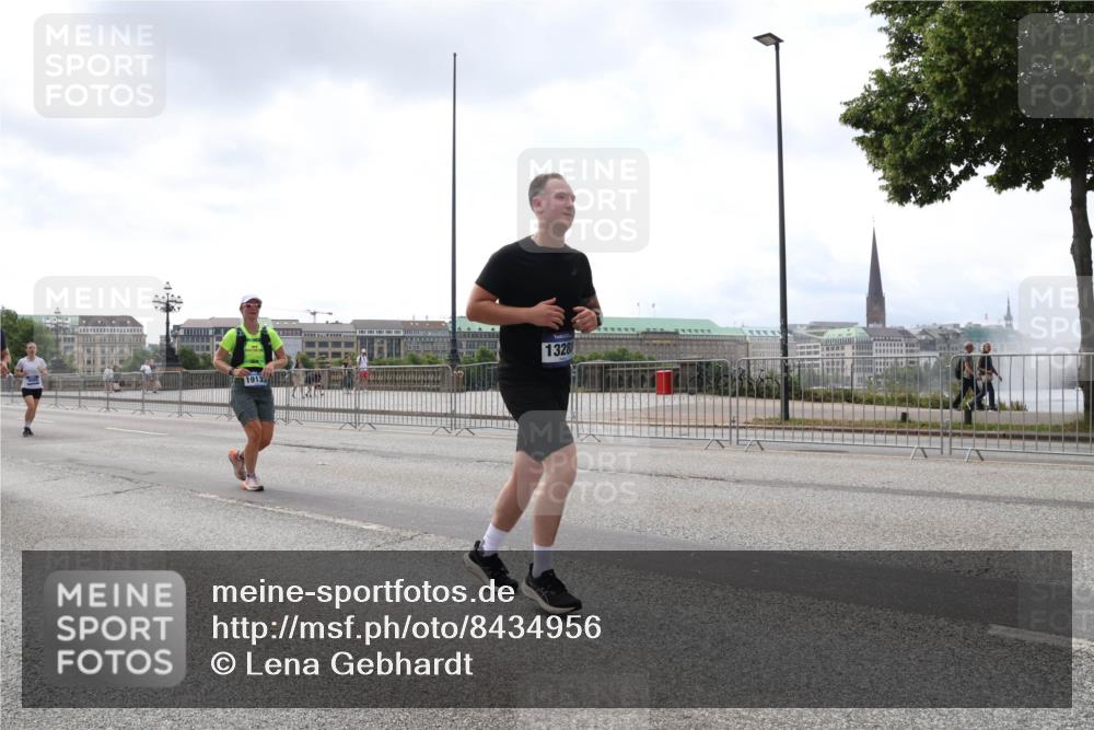 29.06.2025 - hella hamburg halbmarathon Lena Gebhardt http://msf.ph/oto/8434956 29.06.2025 10:44:52 Lombardsbrücke 13288, 19133, 1024, 1273, 1629, 1685, 1924, 2007, 2674, 2779, 3506, 3570, 4215, 4275, 4337, 4968, 5190, 5355, 5649, 6002, 6509, 6841, 6888, 7216, 7699, 7912, 8582, 8594, 8762, 8907, 9036, 9084, 9085, 9331, 9333, 9397, 9536, 10006, 10303, 10304, 10416, 10562, 10566, 10668, 10707, 11272, 12198, 12318, 12332, 12334, 12394, 12409, 13039, 13261, 13262, 13288, 13330, 13390, 14091, 14350, 14681, 14971, 18454, 18459 meine-sportfotos.de