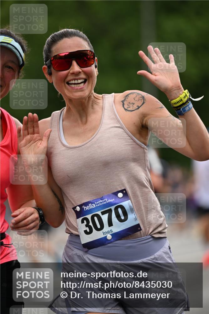 29.06.2025 - hella hamburg halbmarathon Dr. Thomas Lammeyer http://msf.ph/oto/8435030 29.06.2025 10:54:22 Kennedybrücke 1525, 2160, 2541, 2927, 3070, 3680, 3701, 3710, 4168, 4589, 5106, 5997, 6680, 6694, 6989, 7721, 7722, 7755, 8254, 9015, 9261, 9940, 10038, 10060, 10704, 11030, 11426 meine-sportfotos.de