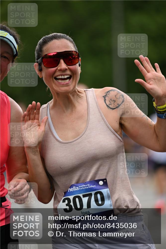29.06.2025 - hella hamburg halbmarathon Dr. Thomas Lammeyer http://msf.ph/oto/8435036 29.06.2025 10:54:22 Kennedybrücke 1525, 2160, 2541, 2927, 3070, 3680, 3701, 3710, 4168, 4589, 5106, 5997, 6680, 6694, 6989, 7721, 7722, 7755, 8254, 9015, 9261, 9940, 10038, 10060, 10704, 11030, 11426 meine-sportfotos.de