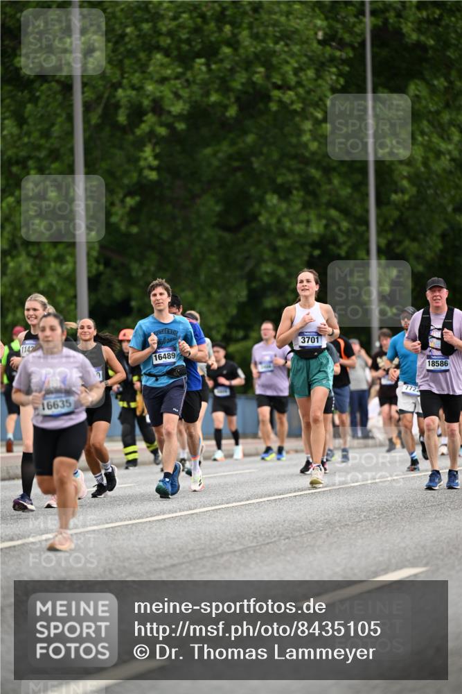 29.06.2025 - hella hamburg halbmarathon Dr. Thomas Lammeyer http://msf.ph/oto/8435105 29.06.2025 10:54:27 Kennedybrücke 1525, 2160, 2927, 3070, 3680, 3701, 3710, 4168, 4589, 5552, 5997, 6680, 6694, 6989, 7721, 7722, 7755, 8254, 8299, 9261, 9940, 10060, 10704, 11030, 11426 meine-sportfotos.de