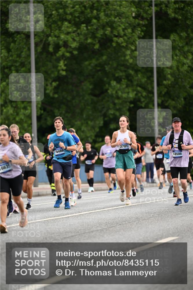 29.06.2025 - hella hamburg halbmarathon Dr. Thomas Lammeyer http://msf.ph/oto/8435115 29.06.2025 10:54:27 Kennedybrücke 1525, 2160, 2927, 3070, 3680, 3701, 3710, 4168, 4589, 5552, 5997, 6680, 6694, 6989, 7721, 7722, 7755, 8254, 8299, 9261, 9940, 10060, 10704, 11030, 11426 meine-sportfotos.de